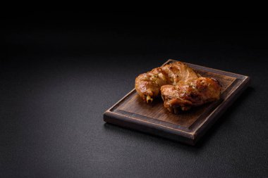 Lezzetli ızgara tavuk budu ya da koyu beton arka planda tuz ve baharatlı çeyreklik.