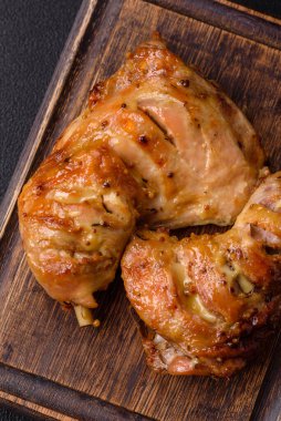 Lezzetli ızgara tavuk budu ya da koyu beton arka planda tuz ve baharatlı çeyreklik.