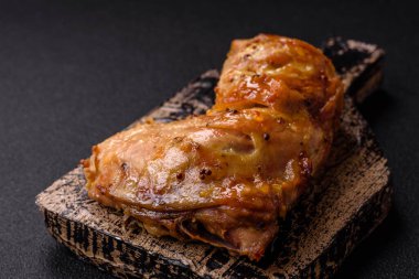 Lezzetli ızgara tavuk budu ya da koyu beton arka planda tuz ve baharatlı çeyreklik.