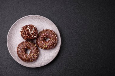 Doldurulmuş lezzetli taze çörekler ve koyu beton arka planda çikolata kaplı.