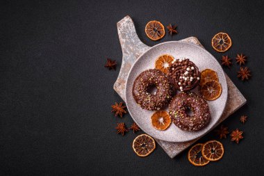 Doldurulmuş lezzetli taze çörekler ve koyu beton arka planda çikolata kaplı.