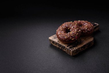 Doldurulmuş lezzetli taze çörekler ve koyu beton arka planda çikolata kaplı.