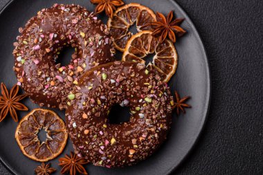 Doldurulmuş lezzetli taze çörekler ve koyu beton arka planda çikolata kaplı.