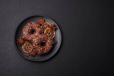 Doldurulmuş lezzetli taze çörekler ve koyu beton arka planda çikolata kaplı.