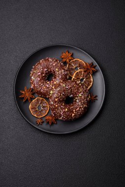 Doldurulmuş lezzetli taze çörekler ve koyu beton arka planda çikolata kaplı.