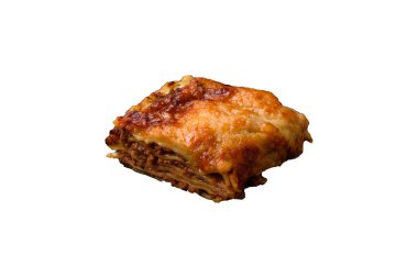 Et, sos, tuz, baharat ve çimento kaplı lezzetli fırınlanmış lazanya makarna.