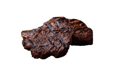 Karanlık bir arka planda taze sulu lezzetli biftek. Baharatlı ve otlu et yemeği.