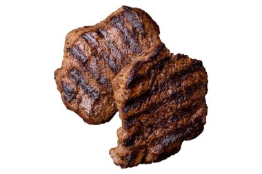 Karanlık bir arka planda taze sulu lezzetli biftek. Baharatlı ve otlu et yemeği.