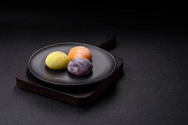 Lezzetli, dondurulmuş mochi tatlılar, meyve dolması ve pirinç hamuru kaplaması.