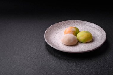 Lezzetli, dondurulmuş mochi tatlılar, meyve dolması ve pirinç hamuru kaplaması.