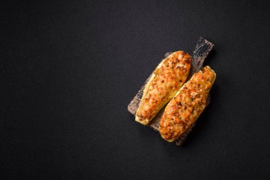 Peynir, domates, et veya etle pişirilmiş kabak yarımları tuz, baharat ve otlarla yer değiştiriyor.