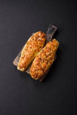 Peynir, domates, et veya etle pişirilmiş kabak yarımları tuz, baharat ve otlarla yer değiştiriyor.