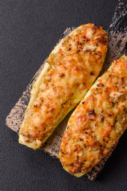 Peynir, domates, et veya etle pişirilmiş kabak yarımları tuz, baharat ve otlarla yer değiştiriyor.