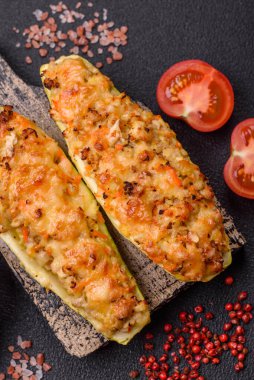 Peynir, domates, et veya etle pişirilmiş kabak yarımları tuz, baharat ve otlarla yer değiştiriyor.