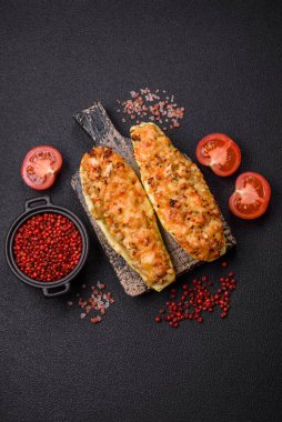 Peynir, domates, et veya etle pişirilmiş kabak yarımları tuz, baharat ve otlarla yer değiştiriyor.