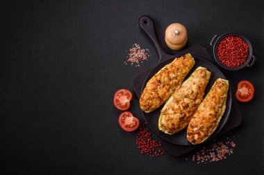 Peynir, domates, et veya etle pişirilmiş kabak yarımları tuz, baharat ve otlarla yer değiştiriyor.