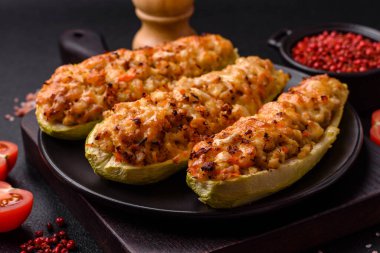 Peynir, domates, et veya etle pişirilmiş kabak yarımları tuz, baharat ve otlarla yer değiştiriyor.