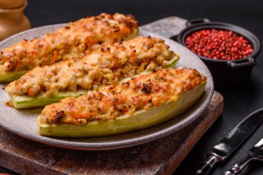 Peynir, domates, et veya etle pişirilmiş kabak yarımları tuz, baharat ve otlarla yer değiştiriyor.