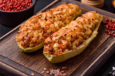 Peynir, domates, et veya etle pişirilmiş kabak yarımları tuz, baharat ve otlarla yer değiştiriyor.