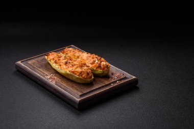 Peynir, domates, et veya etle pişirilmiş kabak yarımları tuz, baharat ve otlarla yer değiştiriyor.