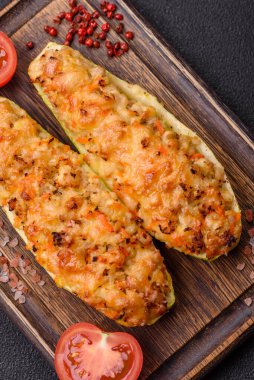 Peynir, domates, et veya etle pişirilmiş kabak yarımları tuz, baharat ve otlarla yer değiştiriyor.