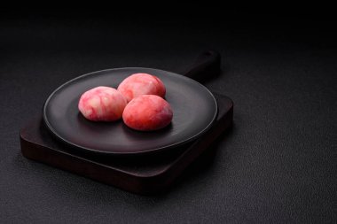 Lezzetli Asya mochi tatlısı pirinç hamuru kabuğu ve koyu beton arka planda meyveler.