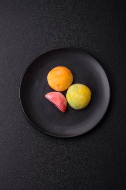 Lezzetli Asya mochi tatlısı pirinç hamuru kabuğu ve koyu beton arka planda meyveler.