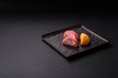 Lezzetli Asya mochi tatlısı pirinç hamuru kabuğu ve koyu beton arka planda meyveler.