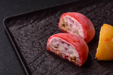 Lezzetli Asya mochi tatlısı pirinç hamuru kabuğu ve koyu beton arka planda meyveler.