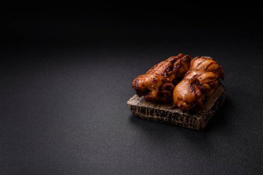 Lezzetli fırında tavuk ya da şiş şiş kebap şiş tuzlu ve baharatlı koyu beton arka planda.