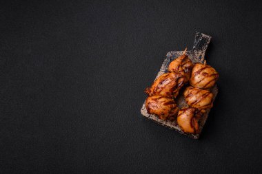 Lezzetli fırında tavuk ya da şiş şiş kebap şiş tuzlu ve baharatlı koyu beton arka planda.