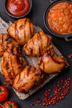 Lezzetli fırında tavuk ya da şiş şiş kebap şiş tuzlu ve baharatlı koyu beton arka planda.