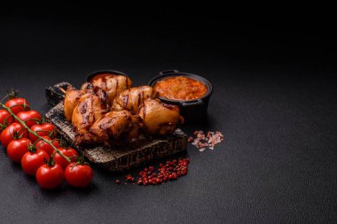 Lezzetli fırında tavuk ya da şiş şiş kebap şiş tuzlu ve baharatlı koyu beton arka planda.