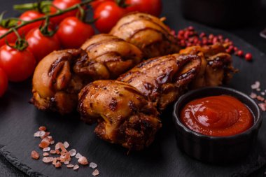 Lezzetli fırında tavuk ya da şiş şiş kebap şiş tuzlu ve baharatlı koyu beton arka planda.