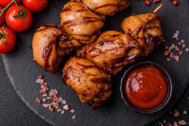 Lezzetli fırında tavuk ya da şiş şiş kebap şiş tuzlu ve baharatlı koyu beton arka planda.