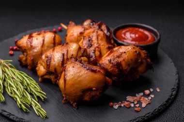 Lezzetli fırında tavuk ya da şiş şiş kebap şiş tuzlu ve baharatlı koyu beton arka planda.