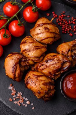 Lezzetli fırında tavuk ya da şiş şiş kebap şiş tuzlu ve baharatlı koyu beton arka planda.