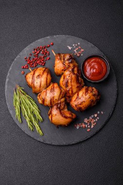 Lezzetli fırında tavuk ya da şiş şiş kebap şiş tuzlu ve baharatlı koyu beton arka planda.