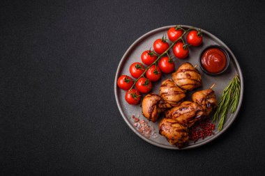 Lezzetli fırında tavuk ya da şiş şiş kebap şiş tuzlu ve baharatlı koyu beton arka planda.