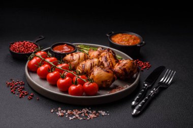 Lezzetli fırında tavuk ya da şiş şiş kebap şiş tuzlu ve baharatlı koyu beton arka planda.