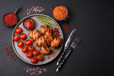 Lezzetli fırında tavuk ya da şiş şiş kebap şiş tuzlu ve baharatlı koyu beton arka planda.