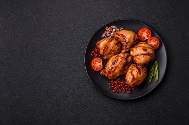 Lezzetli fırında tavuk ya da şiş şiş kebap şiş tuzlu ve baharatlı koyu beton arka planda.