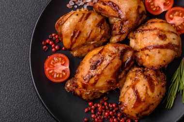 Lezzetli fırında tavuk ya da şiş şiş kebap şiş tuzlu ve baharatlı koyu beton arka planda.