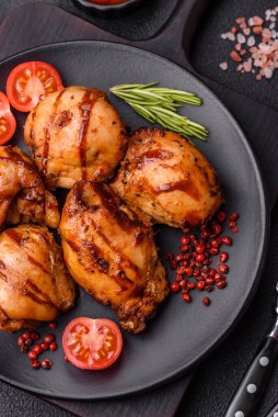 Lezzetli fırında tavuk ya da şiş şiş kebap şiş tuzlu ve baharatlı koyu beton arka planda.