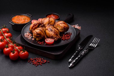 Lezzetli fırında tavuk ya da şiş şiş kebap şiş tuzlu ve baharatlı koyu beton arka planda.