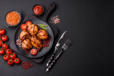 Lezzetli fırında tavuk ya da şiş şiş kebap şiş tuzlu ve baharatlı koyu beton arka planda.