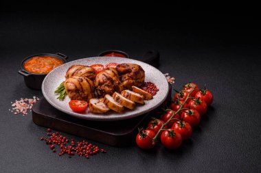 Lezzetli fırında tavuk ya da şiş şiş kebap şiş tuzlu ve baharatlı koyu beton arka planda.