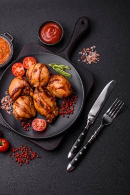 Lezzetli fırında tavuk ya da şiş şiş kebap şiş tuzlu ve baharatlı koyu beton arka planda.