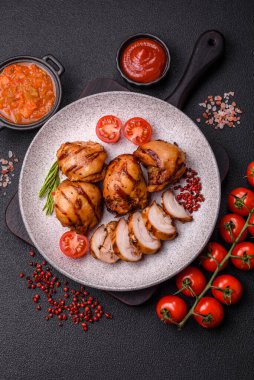 Lezzetli fırında tavuk ya da şiş şiş kebap şiş tuzlu ve baharatlı koyu beton arka planda.