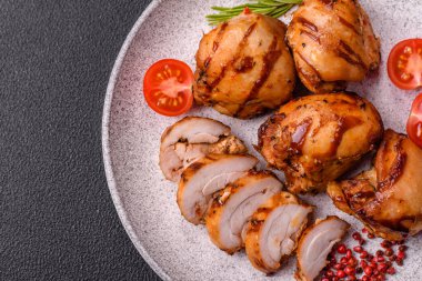 Lezzetli fırında tavuk ya da şiş şiş kebap şiş tuzlu ve baharatlı koyu beton arka planda.